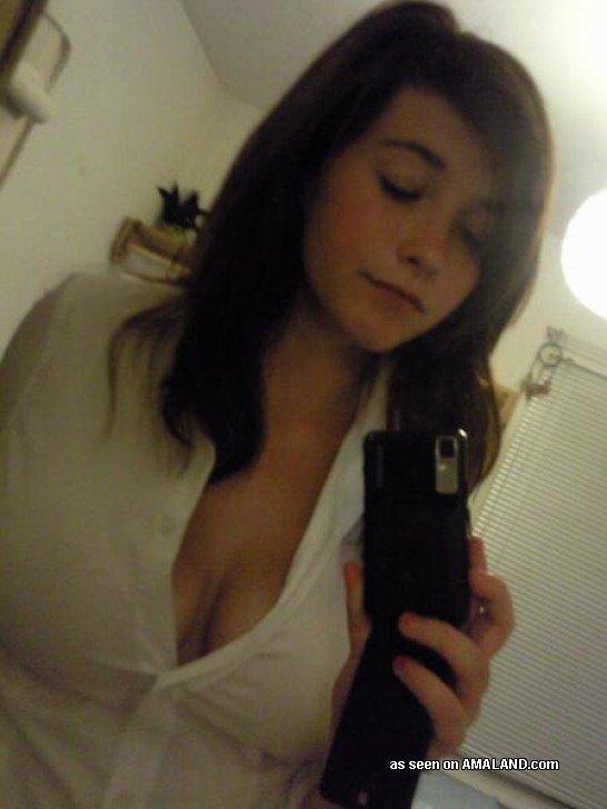 Immagini di un adorabile gf busty in posa sexy sulla macchina fotografica
 #60474408