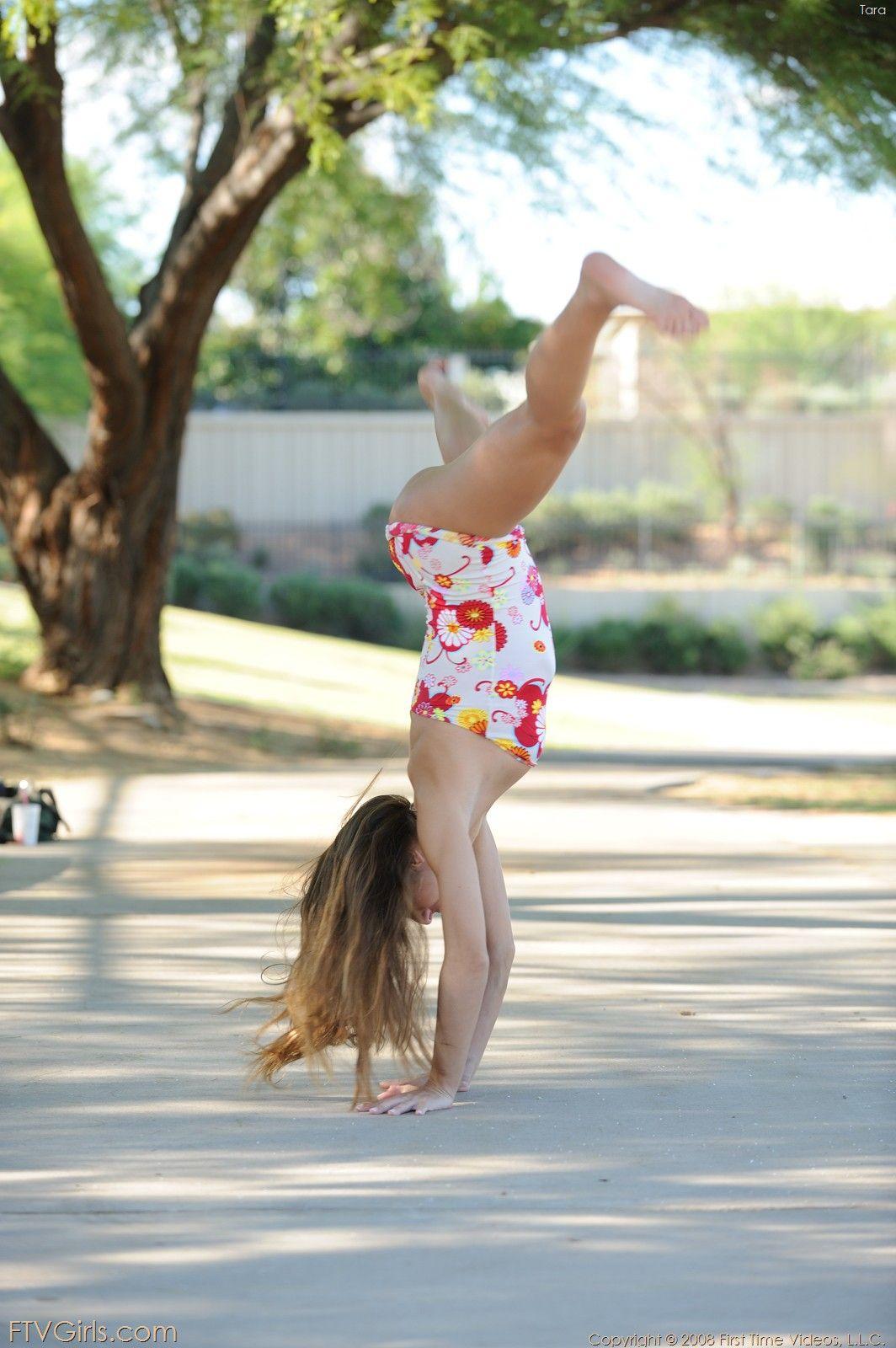 Photos d'une jeune tara se dénudant en plein air
 #54926473