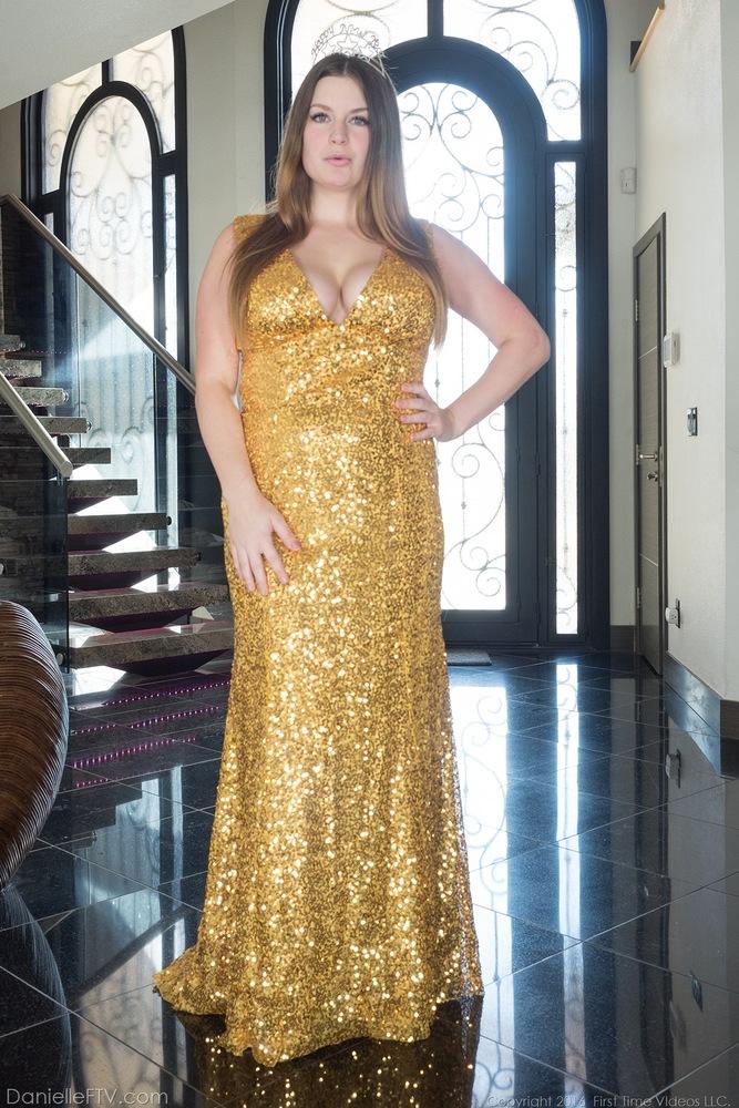 La tetona danielle ftv te muestra lo que hay debajo de su vestido dorado y brillante
 #53967740