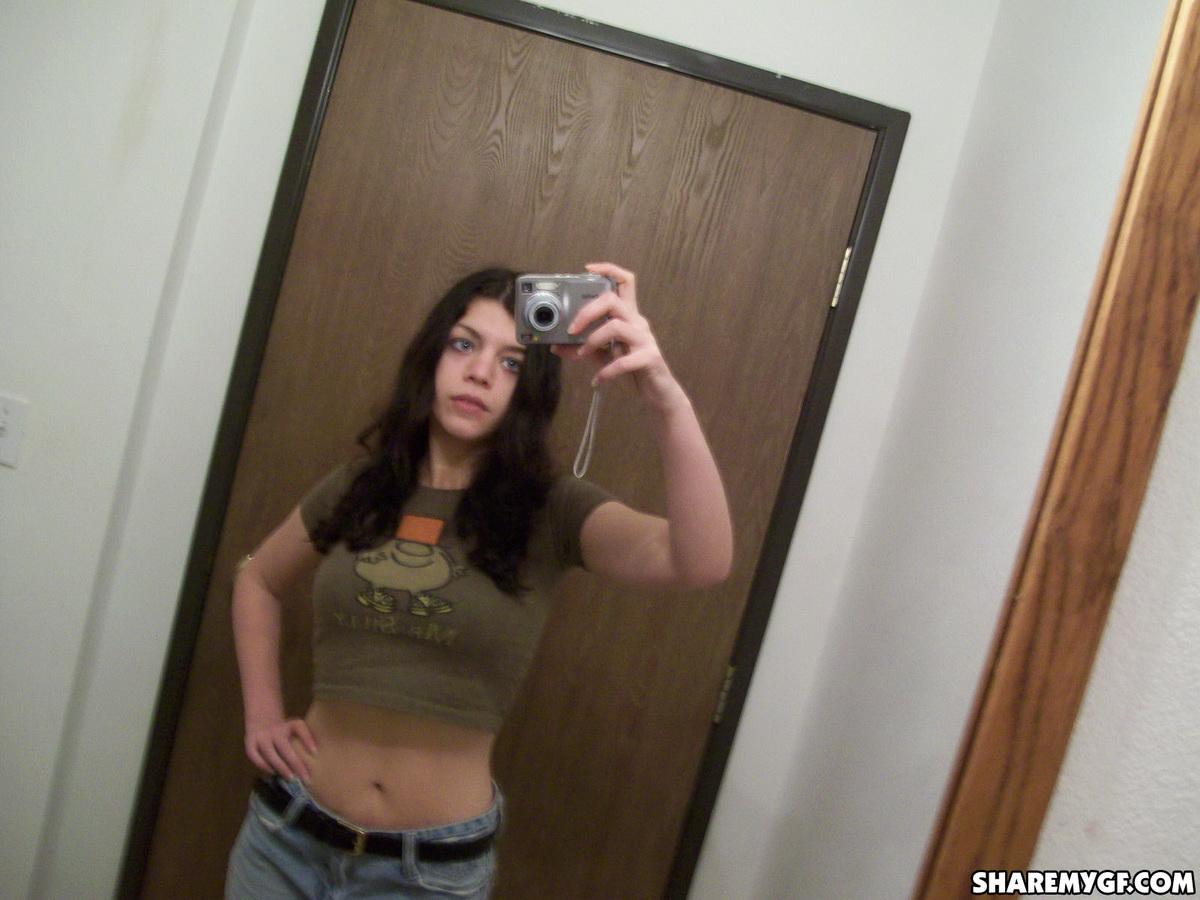Amateur Brünette Studentin teilt einige heiße Selfies von ihr, die Spaß zu Hause
 #60796184