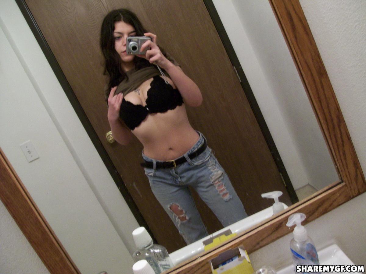 Amateur Brünette Studentin teilt einige heiße Selfies von ihr, die Spaß zu Hause
 #60796191