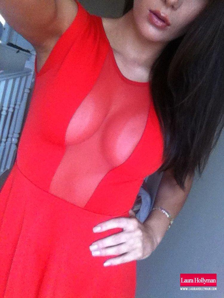 Laura hollyman se desnuda de su vestido rojo para mostrar sus grandes tetas
 #58846572