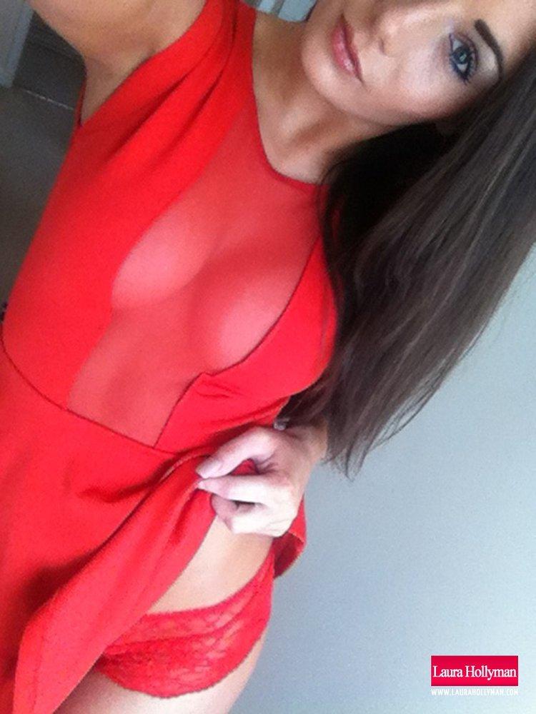 Laura hollyman zieht sich aus ihrem roten Kleid aus, um ihre großen Brüste zu zeigen
 #58846635