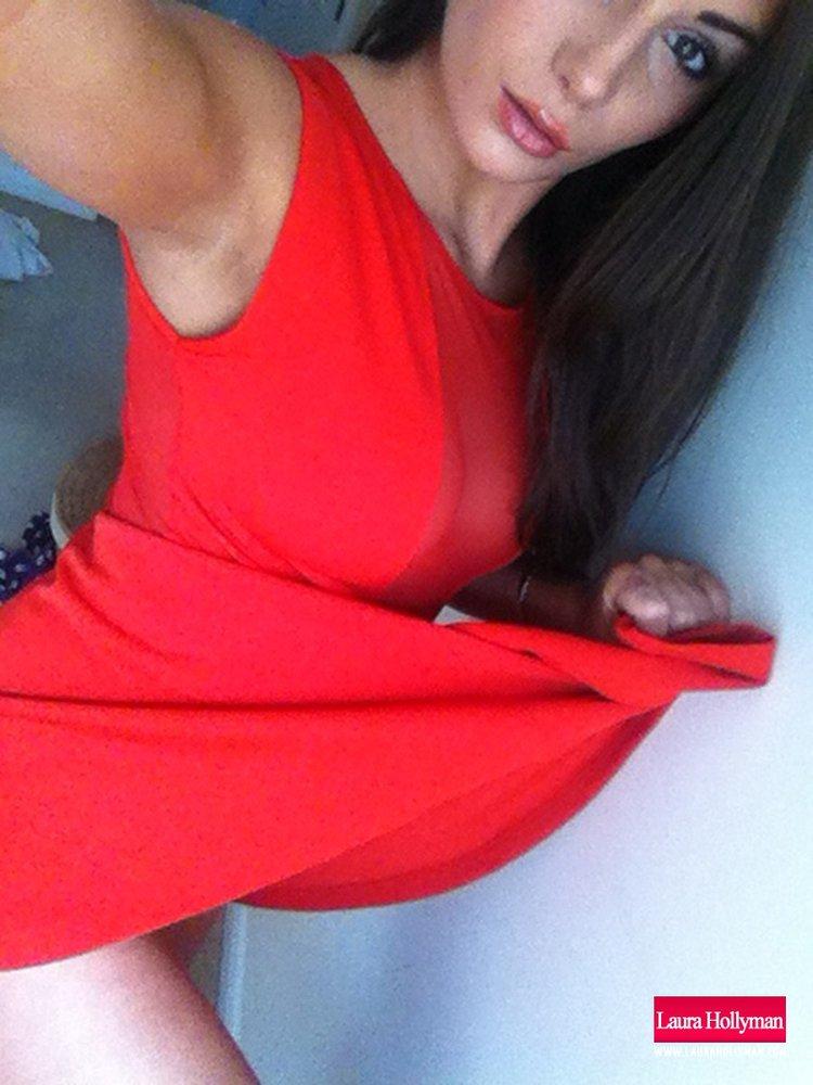 Laura hollyman zieht sich aus ihrem roten Kleid aus, um ihre großen Brüste zu zeigen
 #58846653