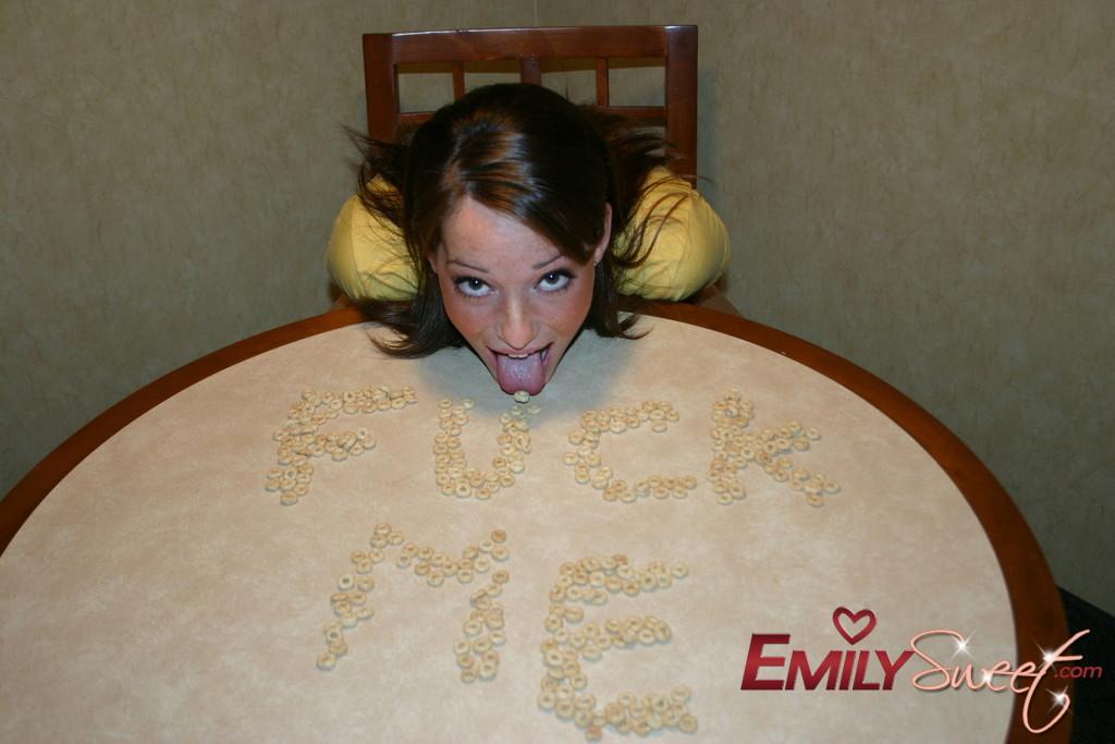 Bilder von Emily Sweet, die dir ihre Titten zeigt
 #54240131