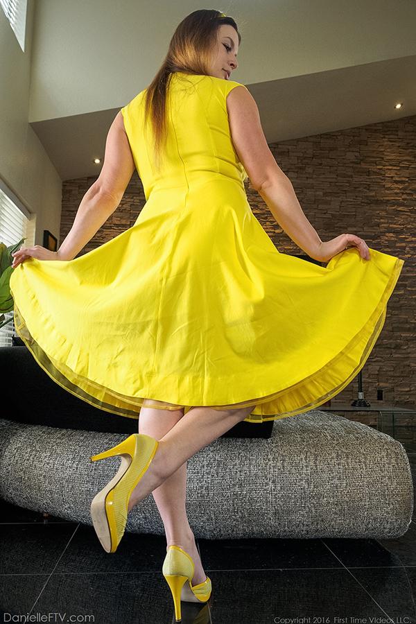 Danielle ftv vous montre ce qu'il y a sous sa robe jaune.
 #53966883
