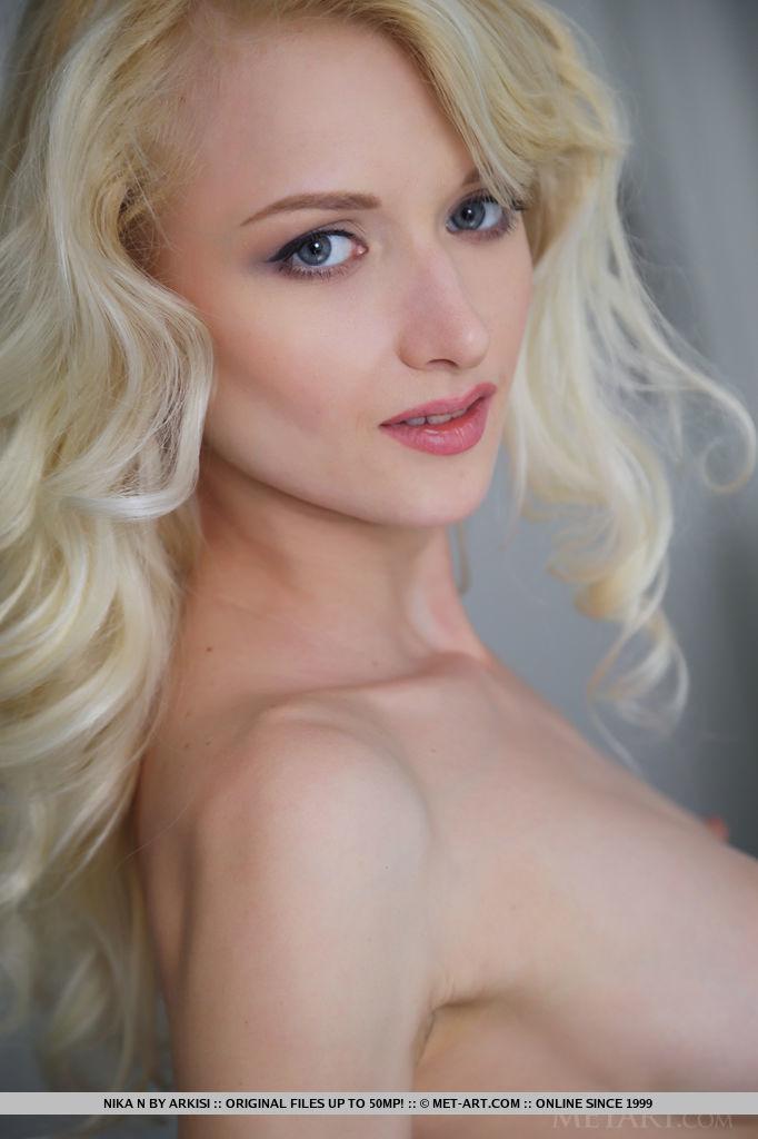 Gorgeous blonde Mädchen nika n bekommt völlig nackt und zeigt Ihnen ihre enge Muschi
 #59765012