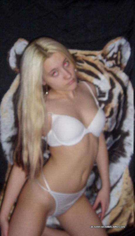 Bildergalerie einer heißen blonden Freundin in einem frechen Fotoshooting
 #60920799