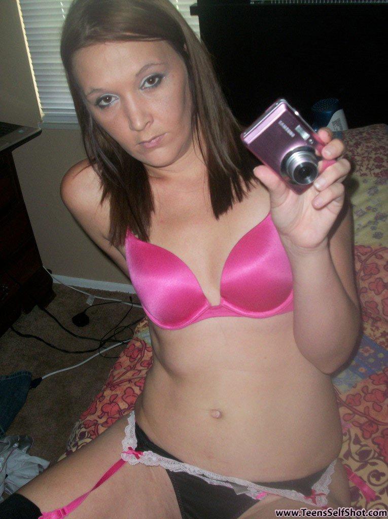 Bilder von heißen Amateur-Teenie-Freundinnen, die ihre nackten Körper vor der Kamera entblößen
 #60851204
