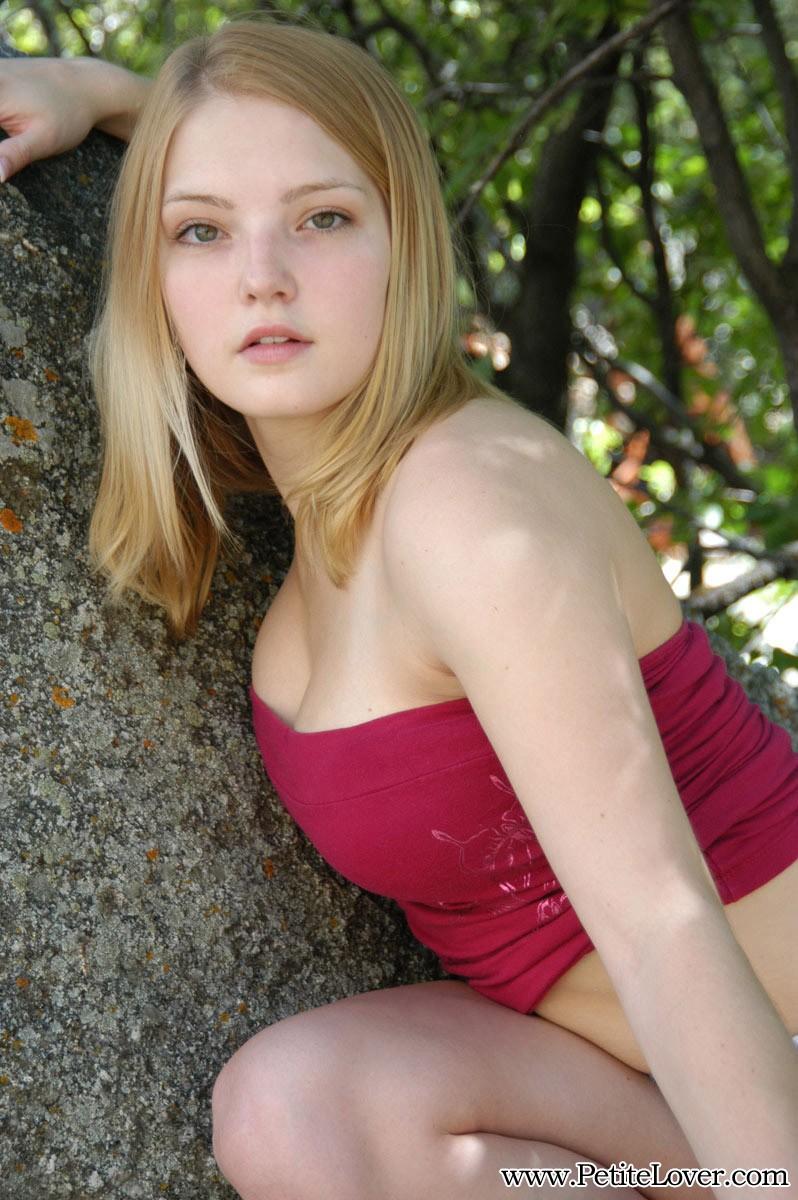 Blonde teen chloe blinkt ihr Höschen in den Wäldern
 #53895557
