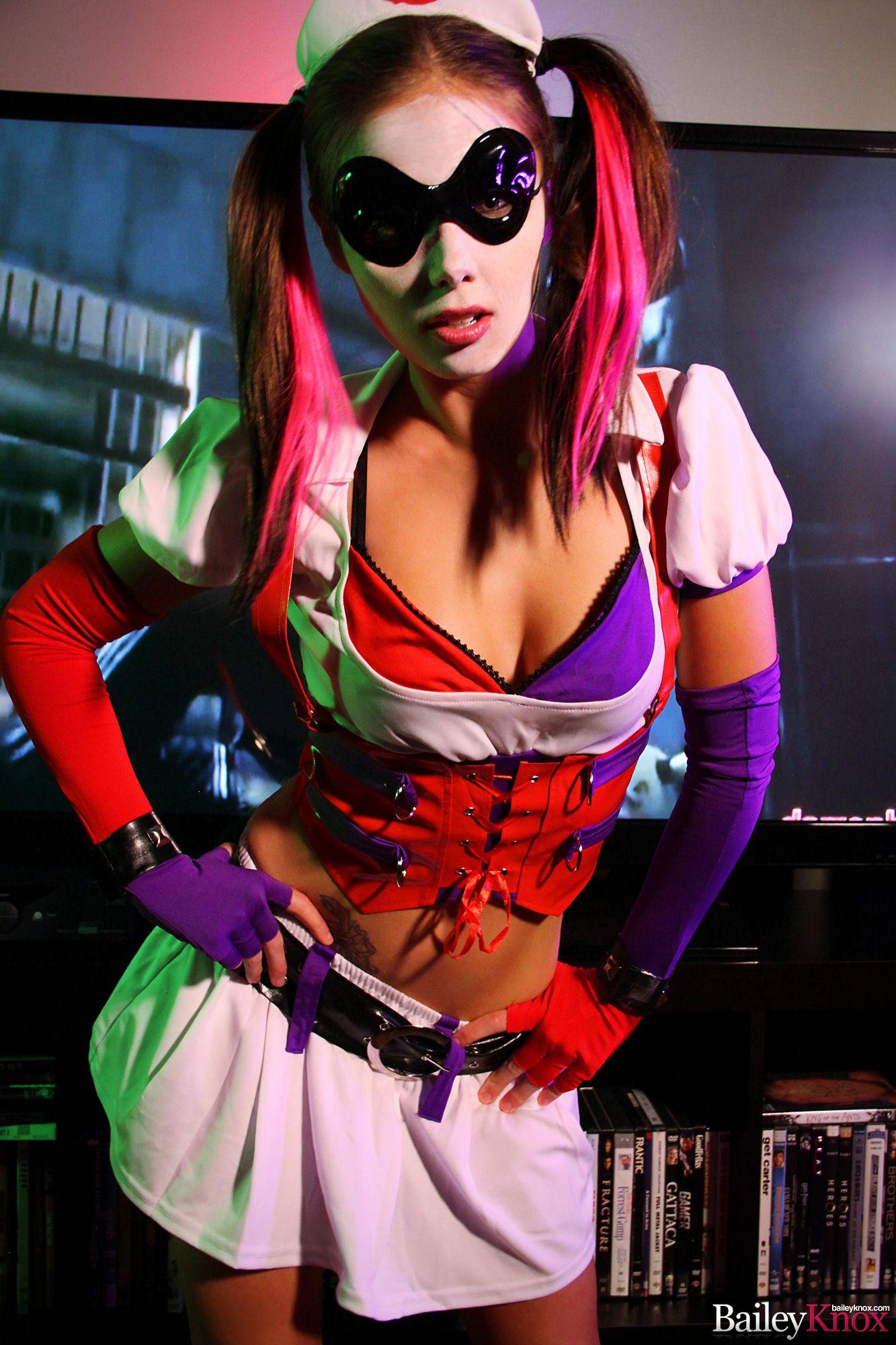 Bailey knox gibt einen kleinen harley quinn aus arkham asylum cosplay
 #53398958