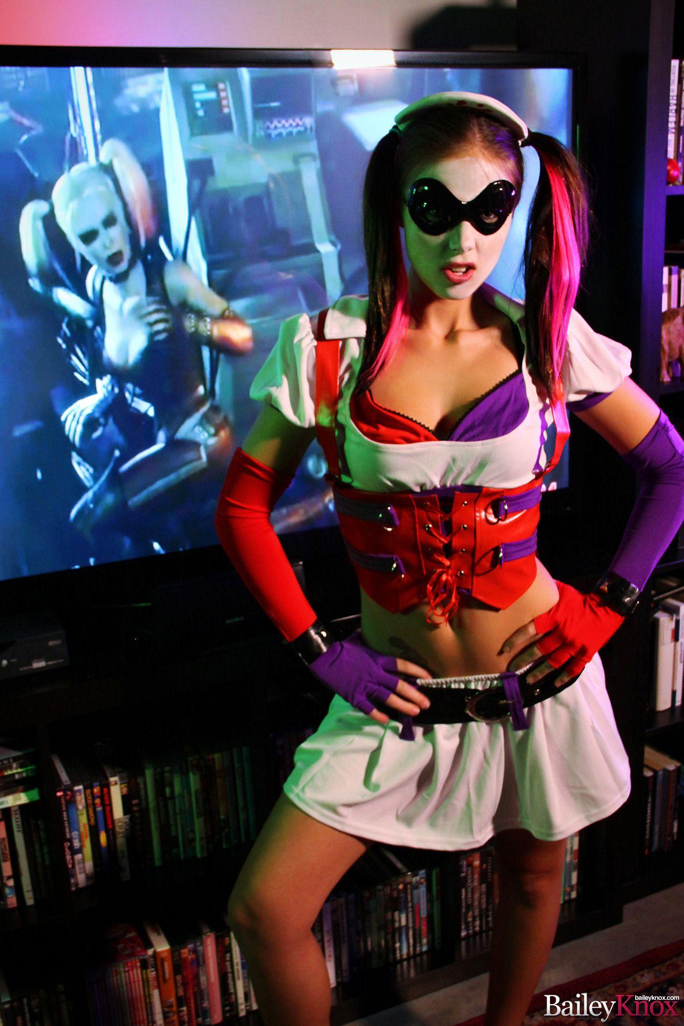 Bailey knox gibt einen kleinen harley quinn aus arkham asylum cosplay
 #53399005