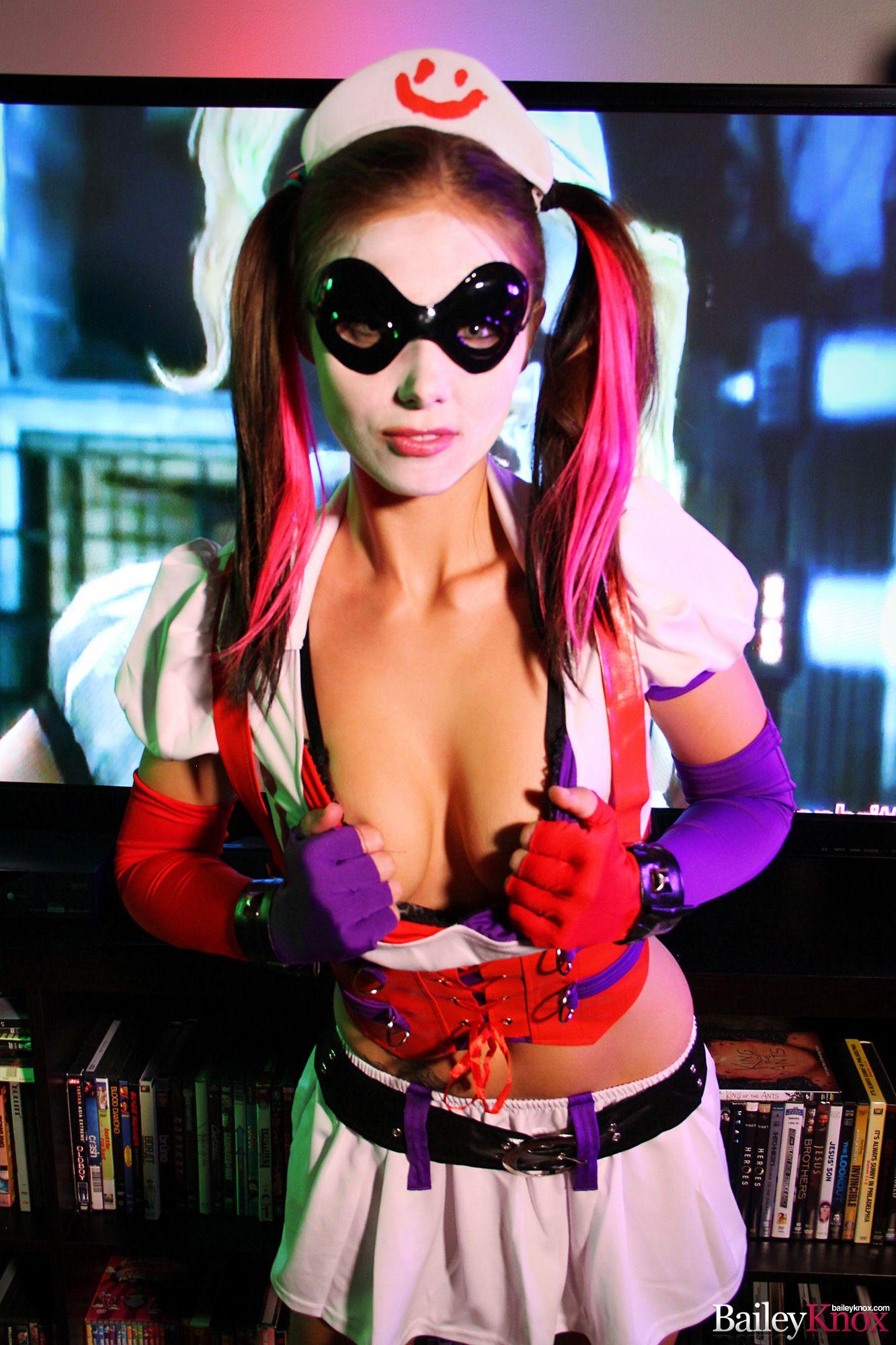 Bailey knox gibt einen kleinen harley quinn aus arkham asylum cosplay
 #53399157