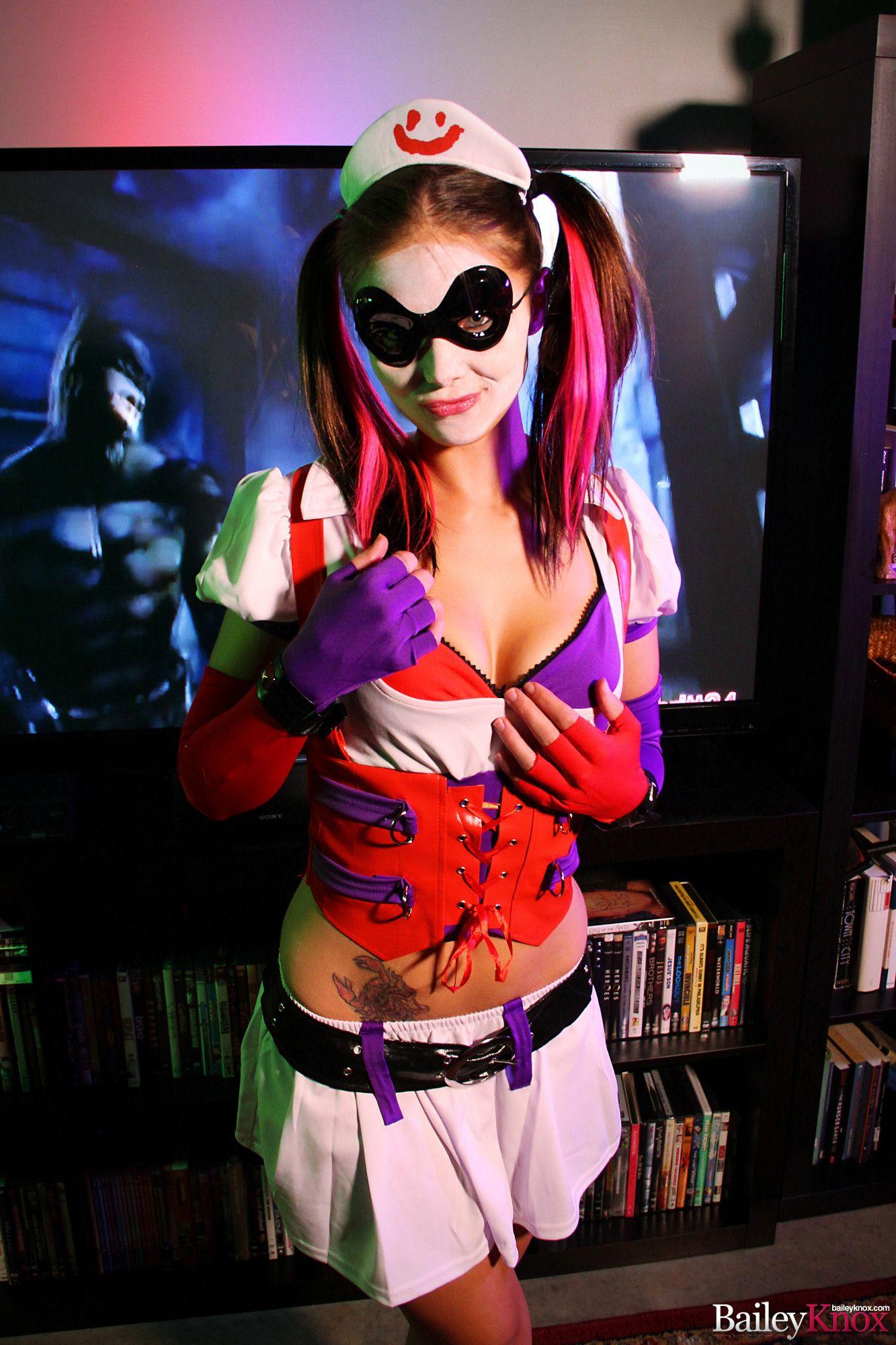 Bailey knox gibt einen kleinen harley quinn aus arkham asylum cosplay
 #53399292