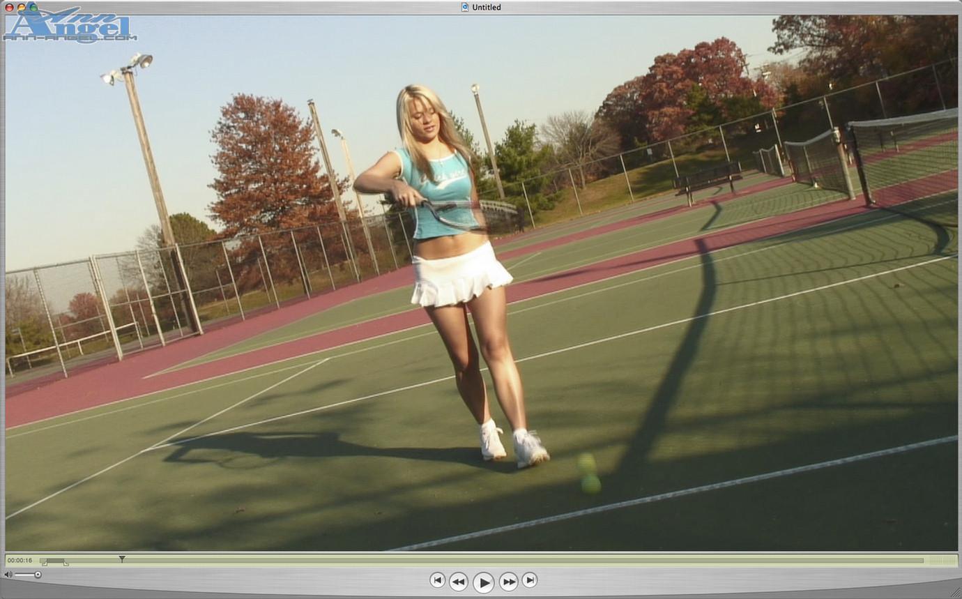 Captures d'écran d'Anna Angel en train de se défouler avec une raquette de tennis
 #53223189