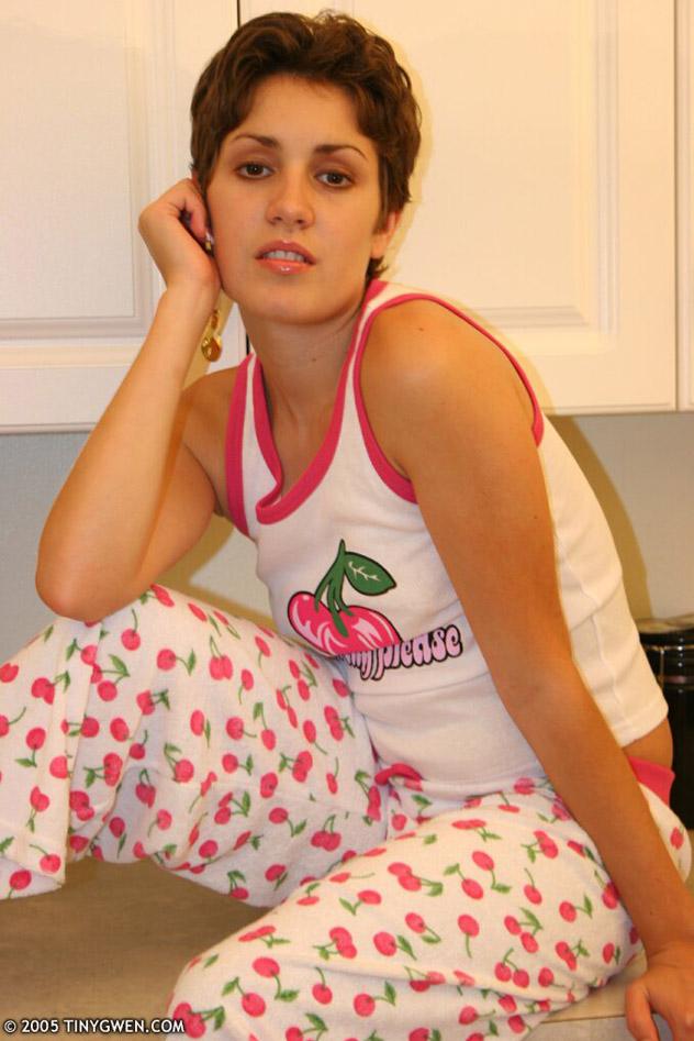 Fotos de la joven tiny gwen desnudandose en la cocina
 #60103026