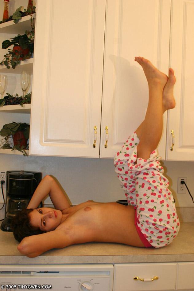 台所で裸になるティーンタイニーグウェンの写真
 #60103043