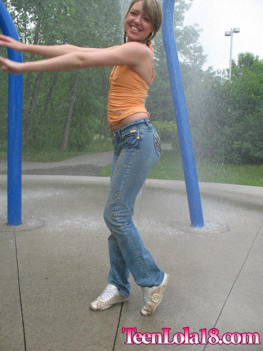 Pictures of Teen Lola 18 getting herself all wet #60080471