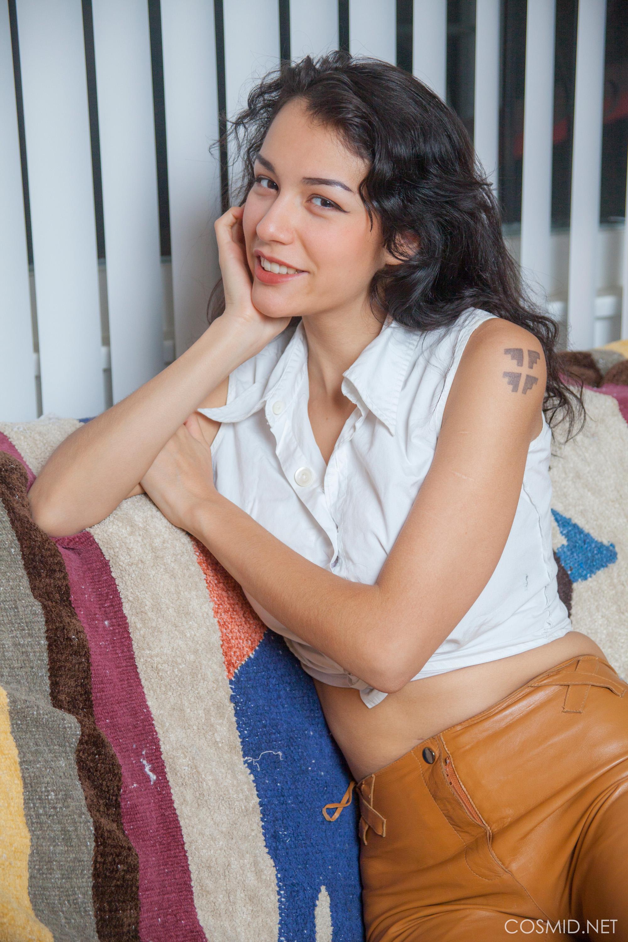 Brünette teen jessem wird nackt in ihrem Intro-Set
 #60274290