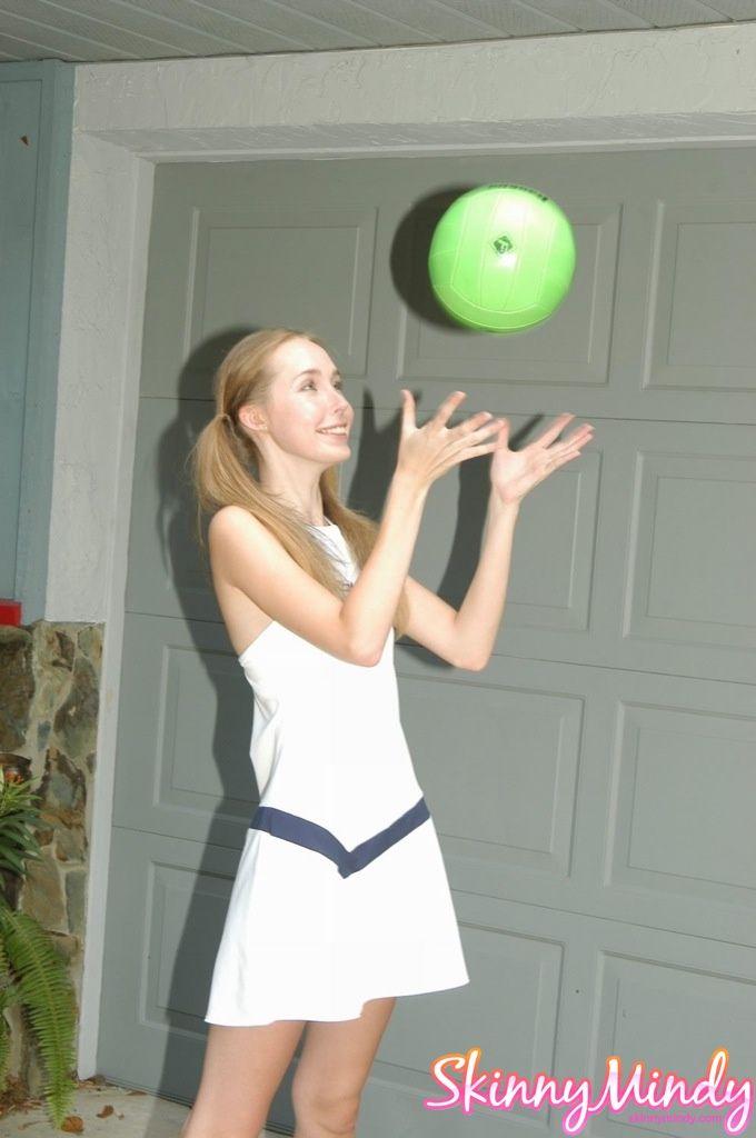 Bilder von Teen Cheerleader skinny mindy spielen Ball in ihrer Einfahrt
 #59978223