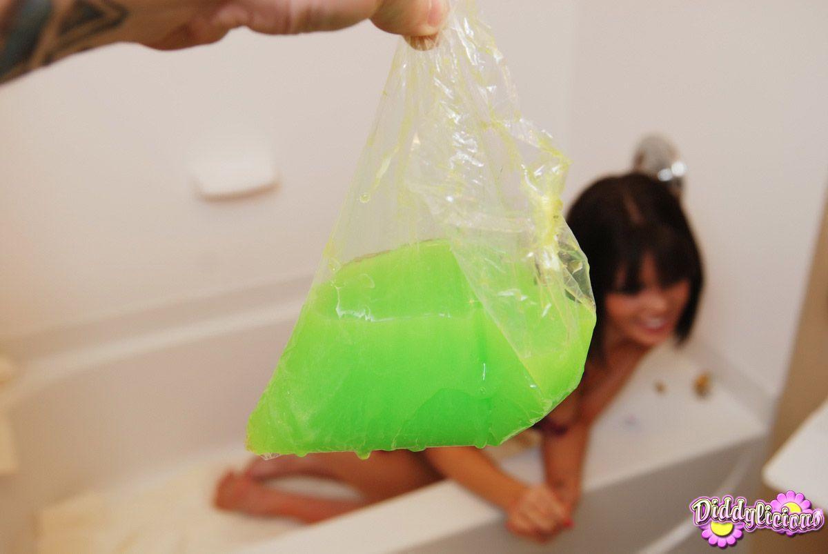Immagini di diddylicious teen ottenere sporco nella vasca da bagno
 #54056040