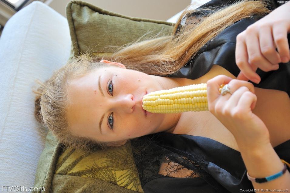 ブロンドのティーンマディソンの写真は、トウモロコシのコブで自慰行為
 #59153171