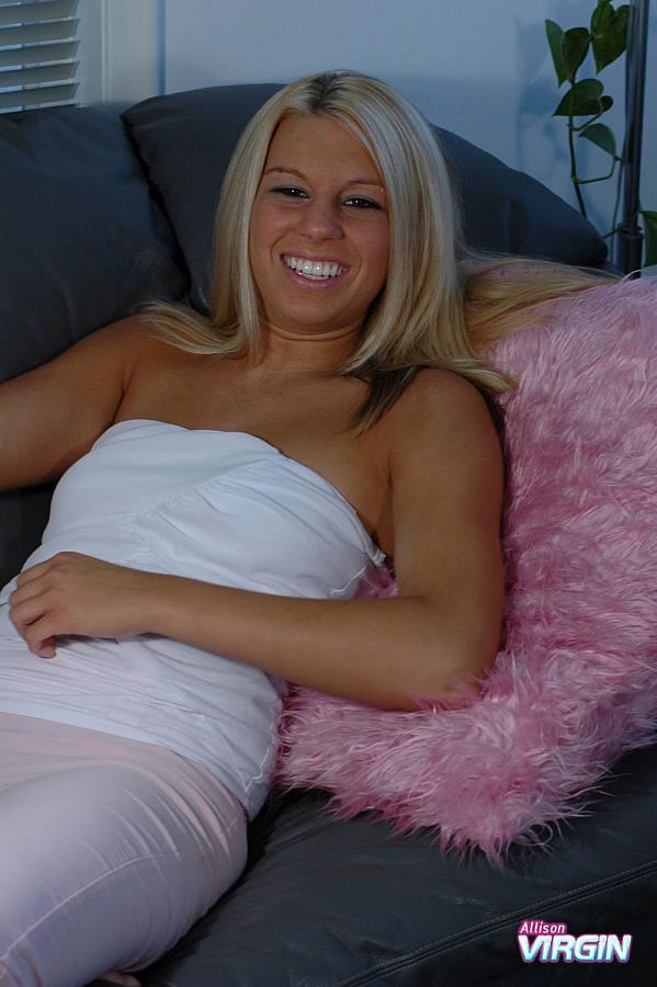 アリソンバージンの写真はあなたに彼女の乳とパンティーを示す
 #53043343