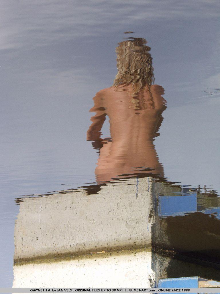 Foto di gwyneth a nudo in riva al lago
 #54590690