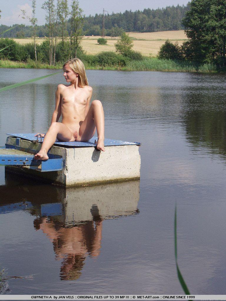 Foto di gwyneth a nudo in riva al lago
 #54590724