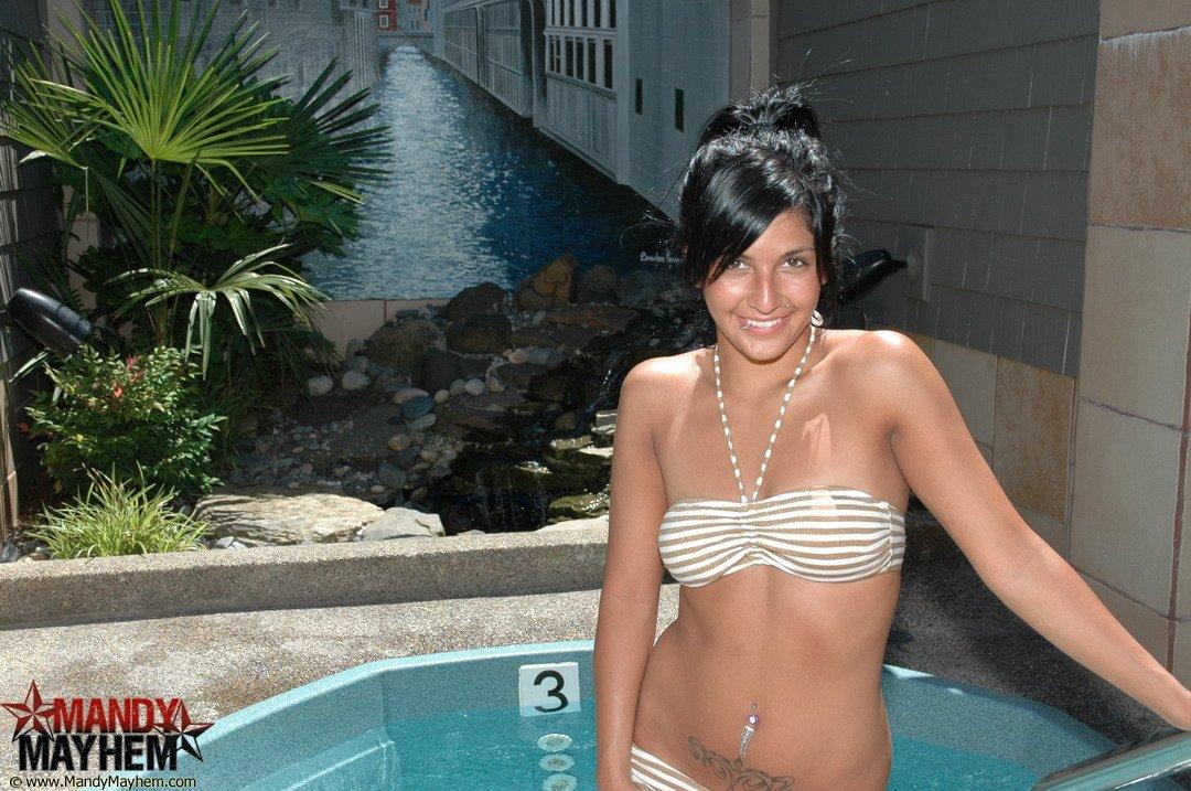 Fotos de la chica joven Mandy Mayhem desnudándose en la piscina
 #59206770