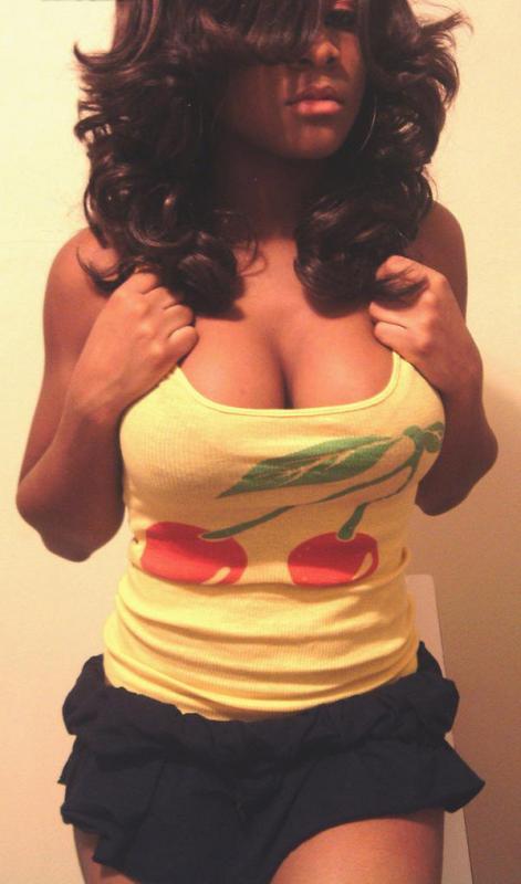 Ebony GF busts out of her outfits while flaunting her cleavage #60914196