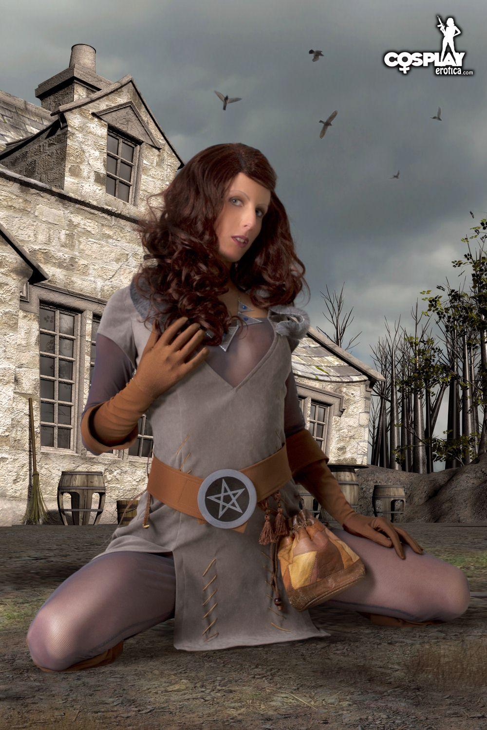 Hot cosplayer tina si veste come un witcher sexy
 #60297629