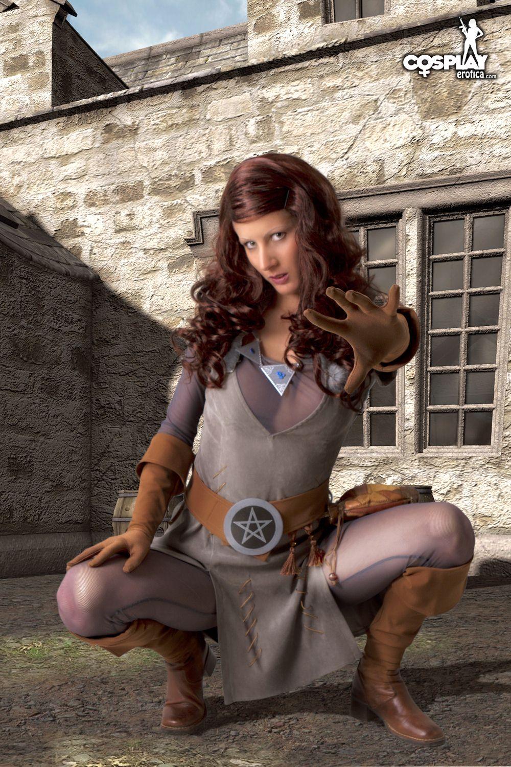 Hot cosplayer tina si veste come un witcher sexy
 #60297670
