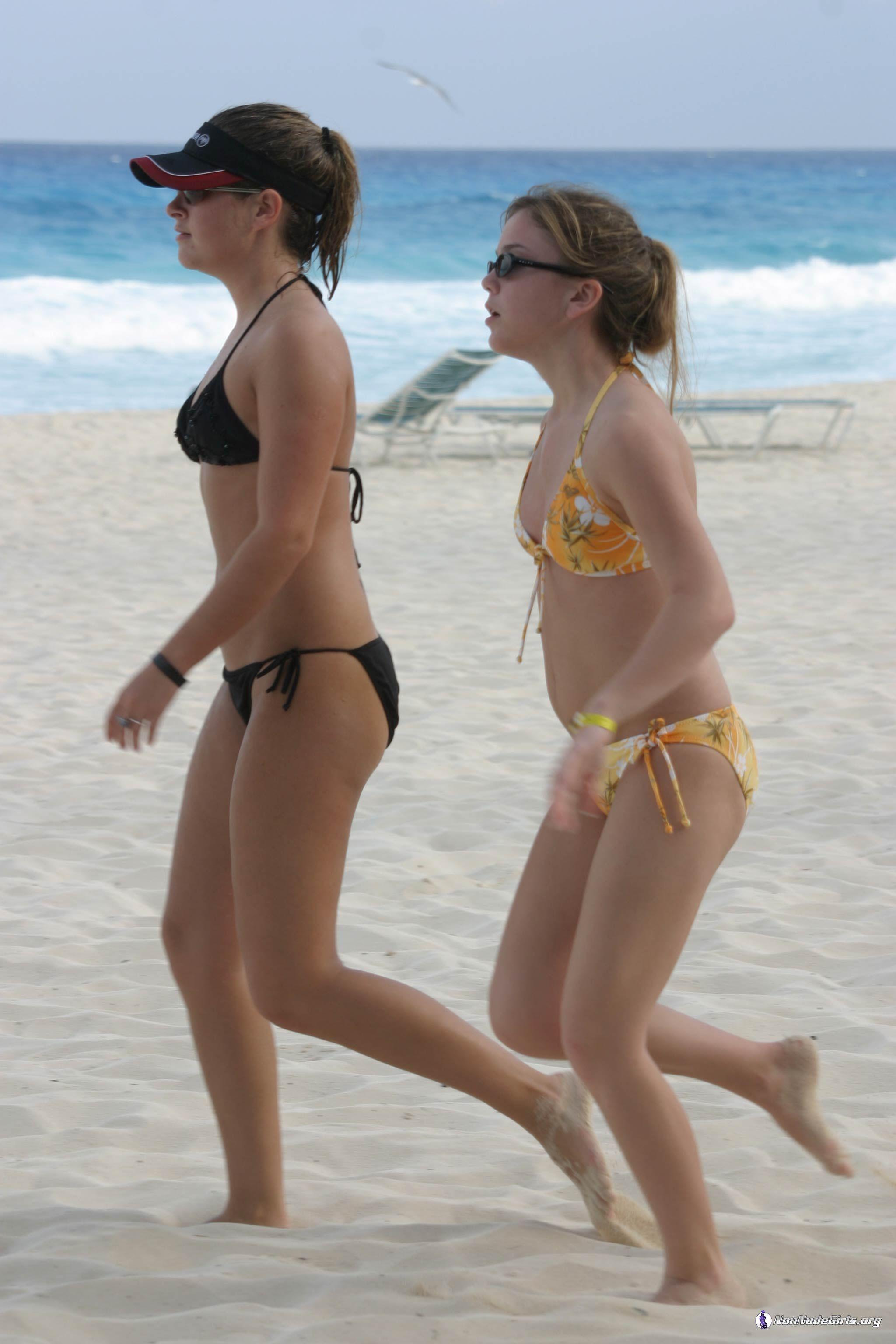 Bilder von schönen Mädchen, die an einem Strand feiern
 #60679315