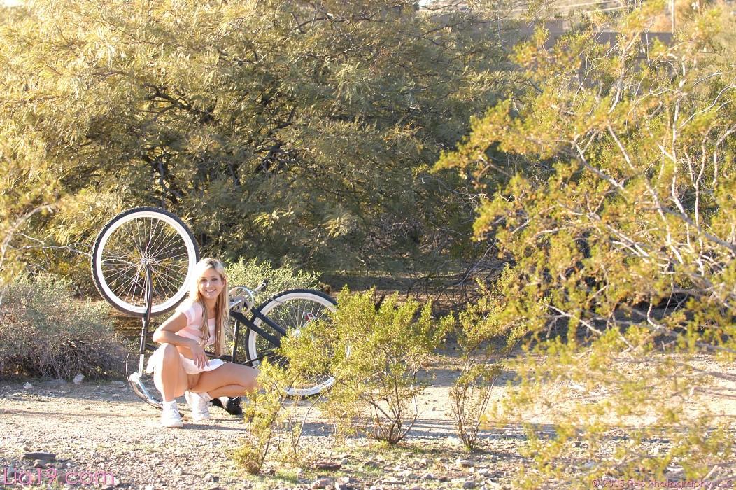 Foto di lia 19 che mostra la sua figa durante un giro in bicicletta
 #58932663