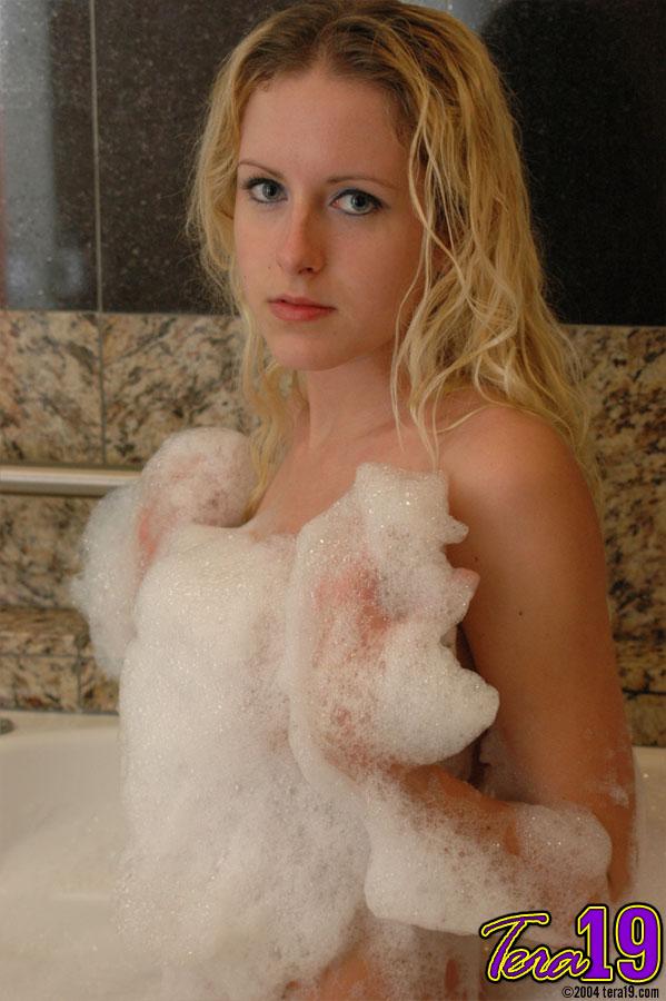 La hermosa teen tera 19 quiere tomar un baño de burbujas contigo
 #60084299