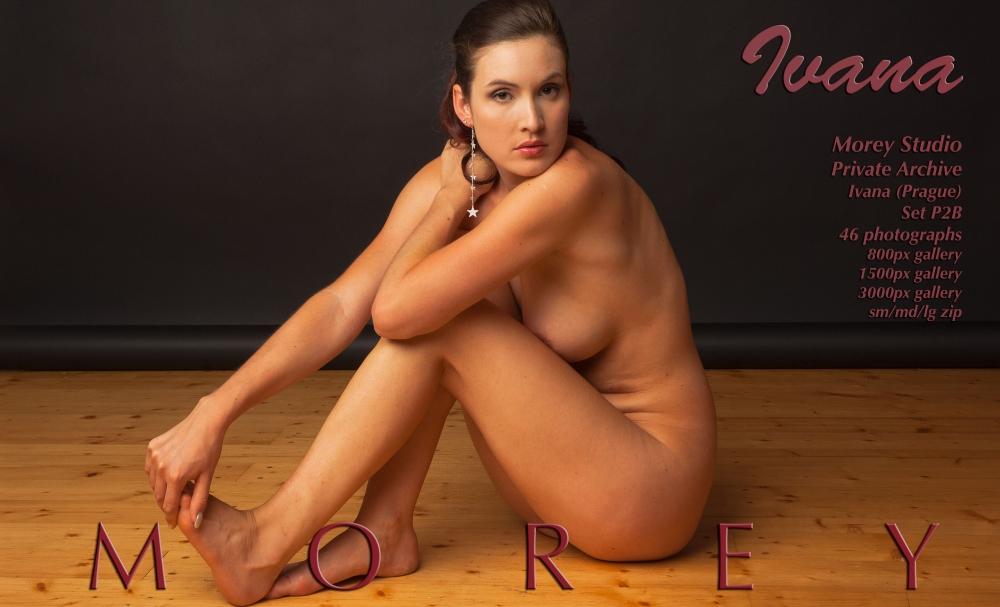 Brunette babe ivana zeigt ihren nackten Körper auf dem Boden
 #60621708