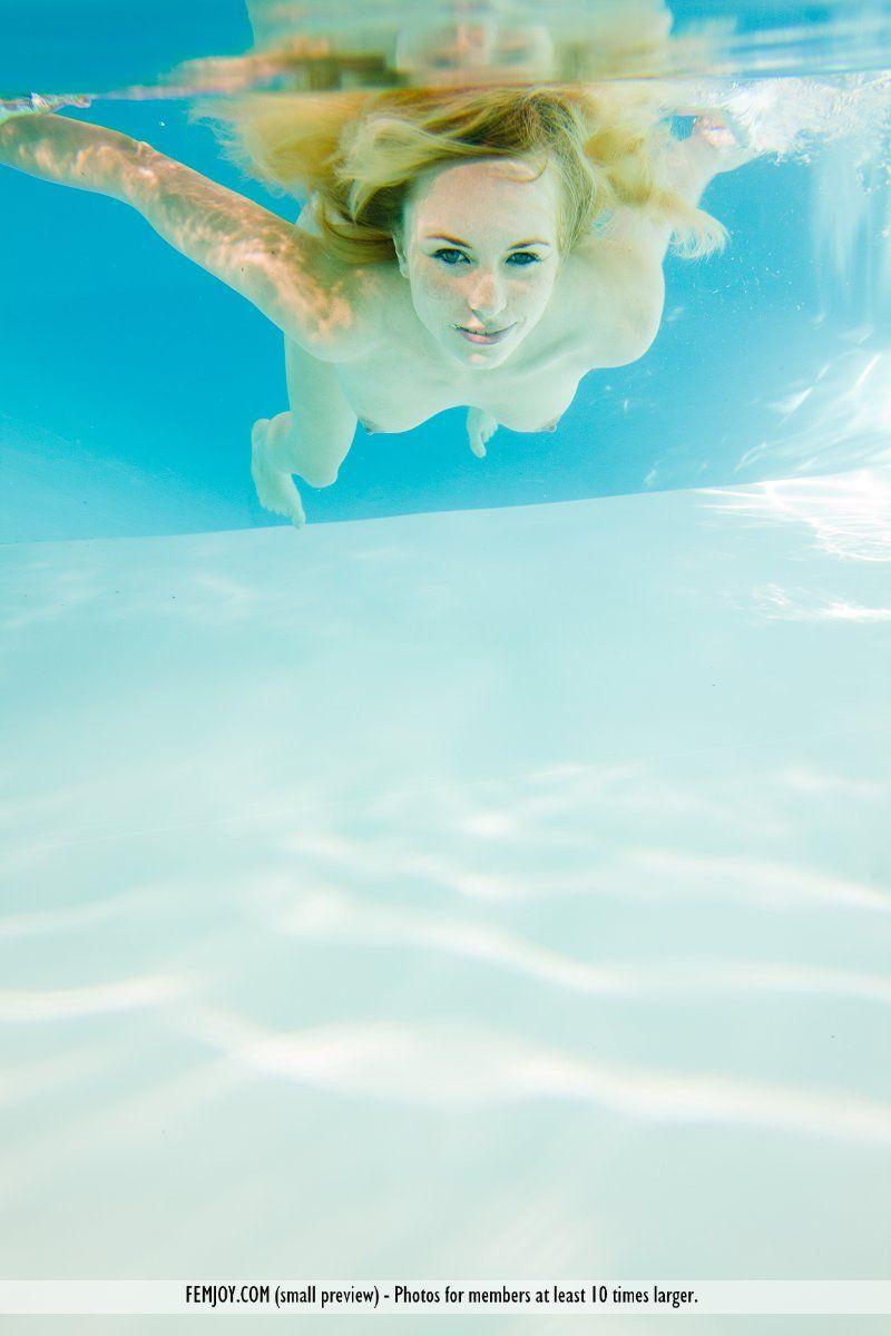 Bilder einer fickbaren Rothaarigen total nackt am Pool
 #60395981