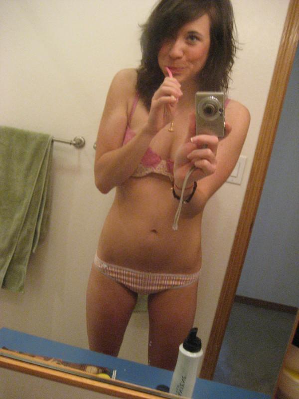 La studentessa sexy del college si fa dei selfie in bagno
 #60711234