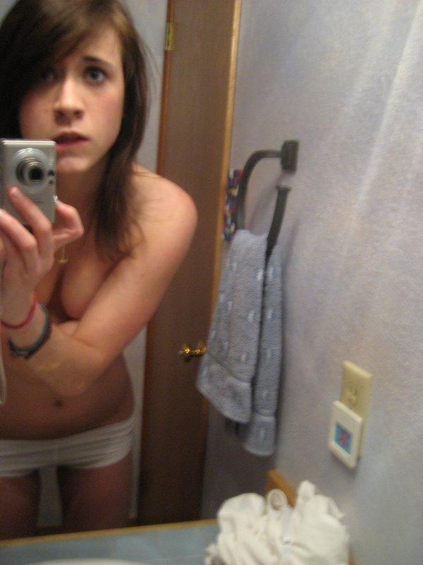 La studentessa sexy del college si fa dei selfie in bagno
 #60711300