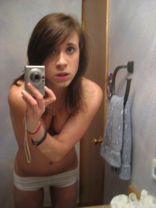 La studentessa sexy del college si fa dei selfie in bagno
 #60711307