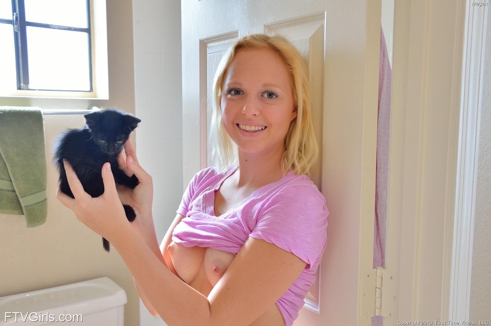 Blonde Studentin Megan spielt mit sich selbst in ihrem kleinen Heiligtum
 #59461903