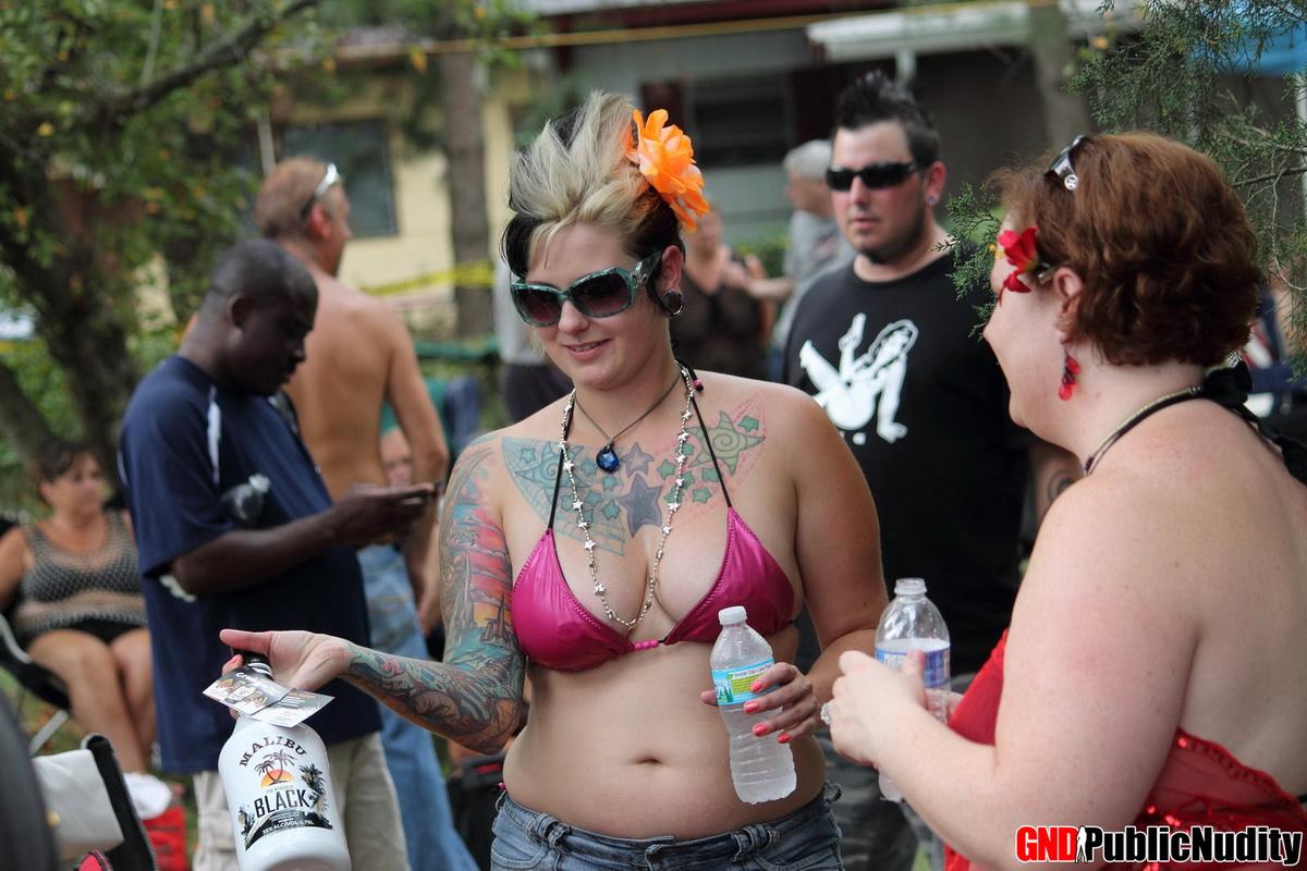 Heiße Stripperinnen und süße Mädchen zeigen sich auf einer öffentlichen Nacktheitsparty im Freien
 #60506840