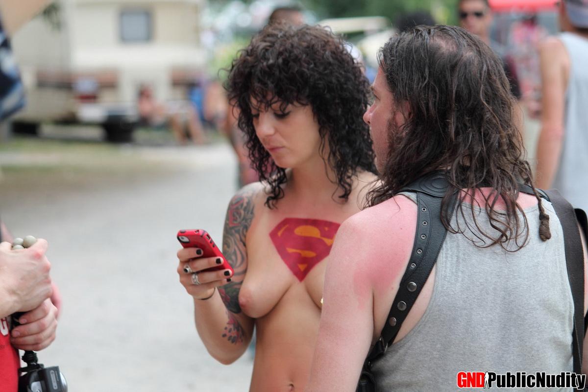 Strippers calientes y chicas lindas se muestran en una fiesta de desnudez pública al aire libre
 #60506896