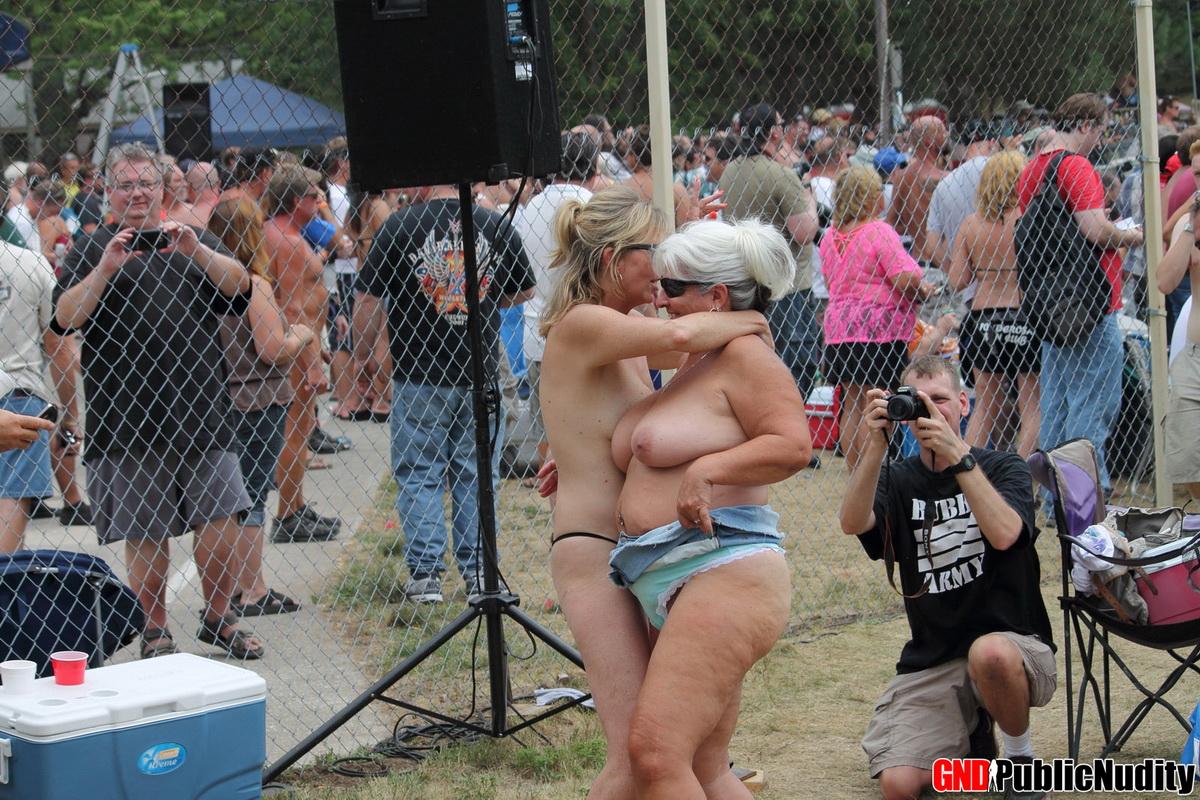 Heiße Stripperinnen und süße Mädchen zeigen sich auf einer öffentlichen Nacktheitsparty im Freien
 #60506941