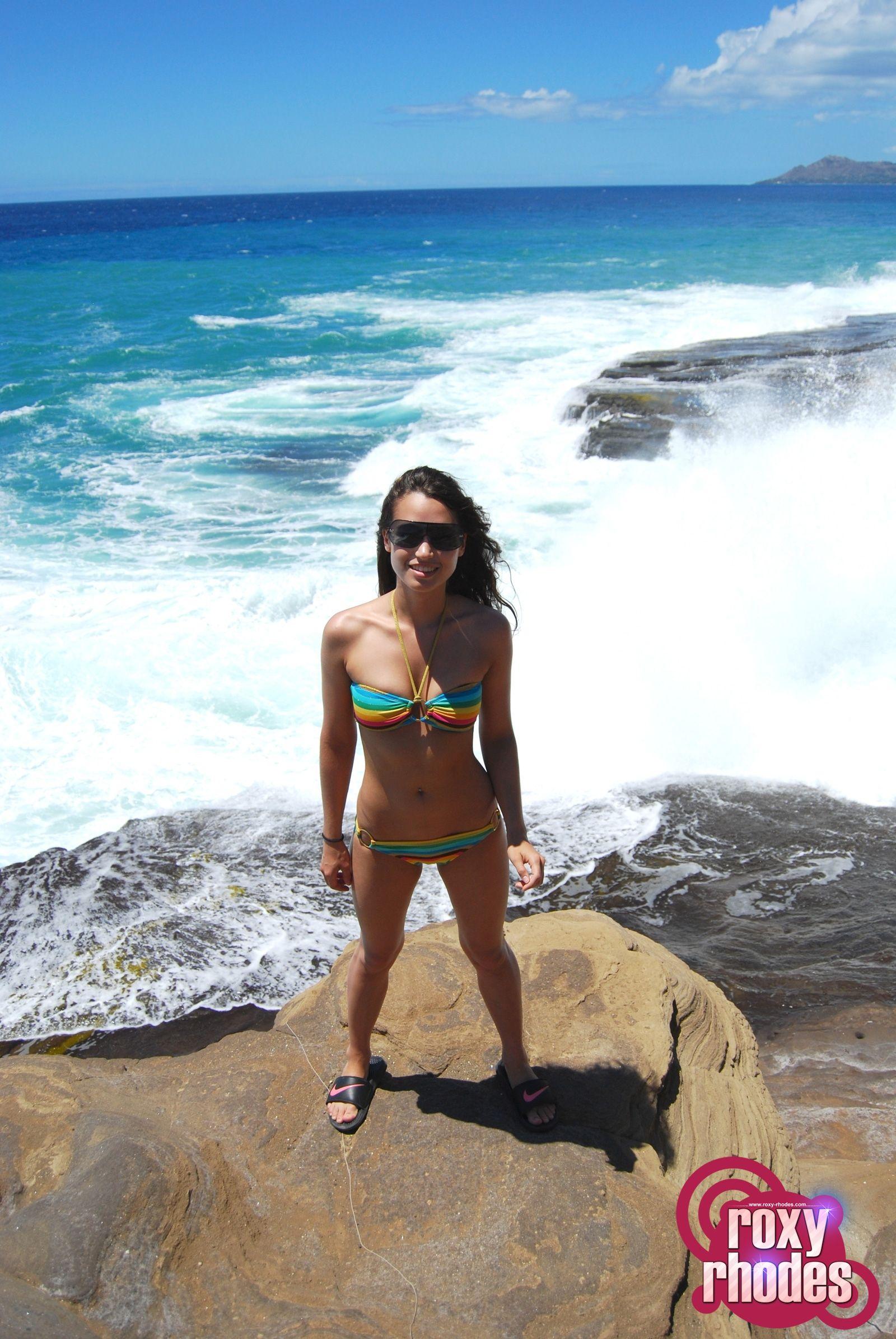 Bilder von roxy rhodes entblößt ihren nackten Teenager-Körper an einem Strand
 #59880356