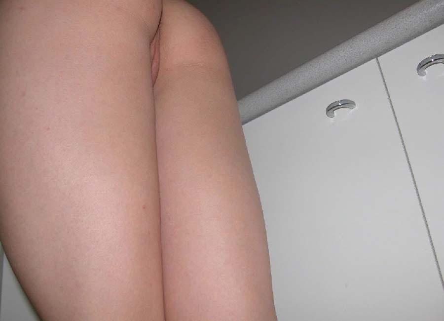 Bildersammlung einer nackten Amateur-Freundin, die ihre rasierte Fotze zeigt
 #60921078