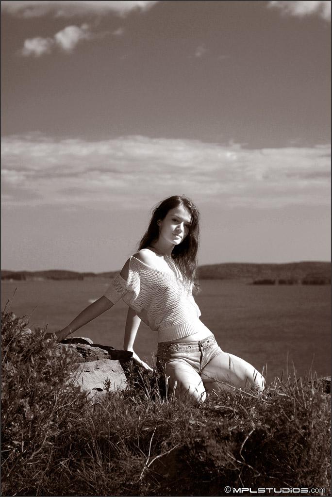 Mpl studios präsentiert yalena in "swallows roost"
 #60178594
