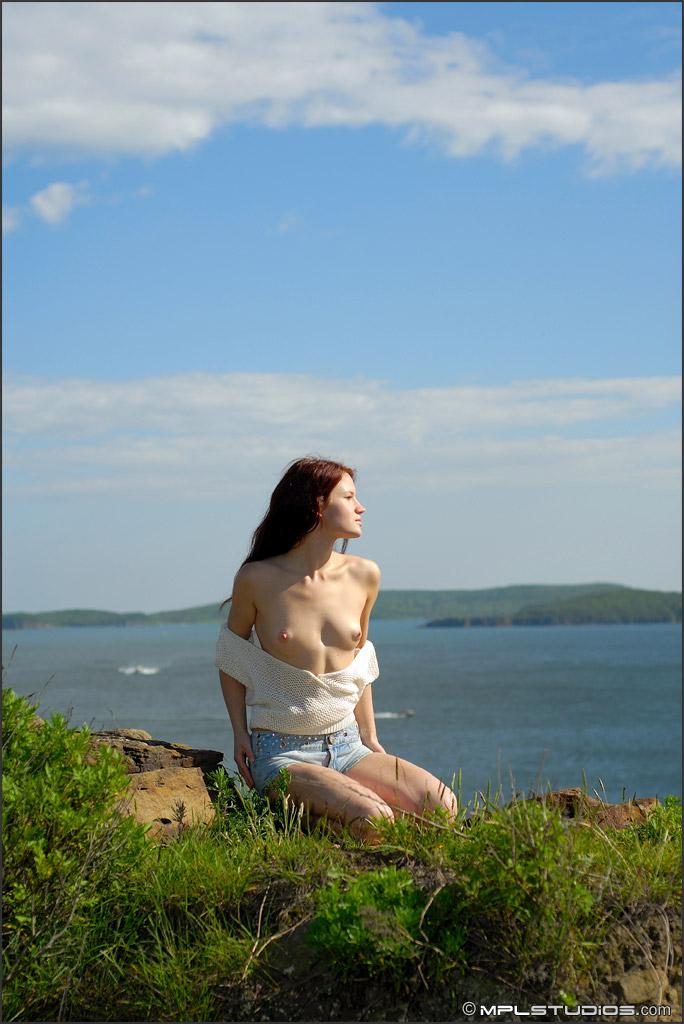 Mpl studios präsentiert yalena in "swallows roost"
 #60178601
