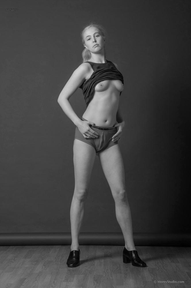 La modella bionda mae si spoglia nuda in bianco e nero
 #59166262